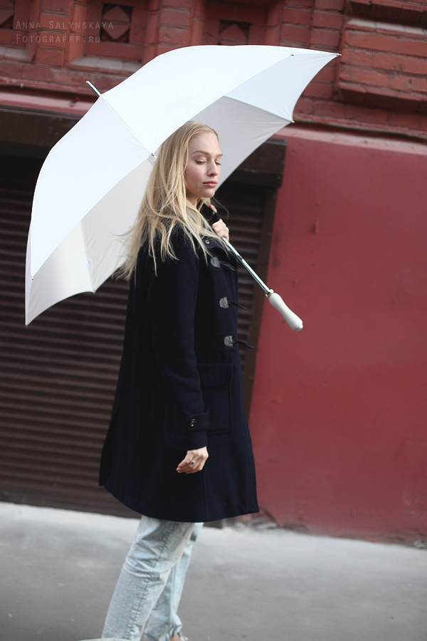 Уличная фотосессия - Нина и белый зонт