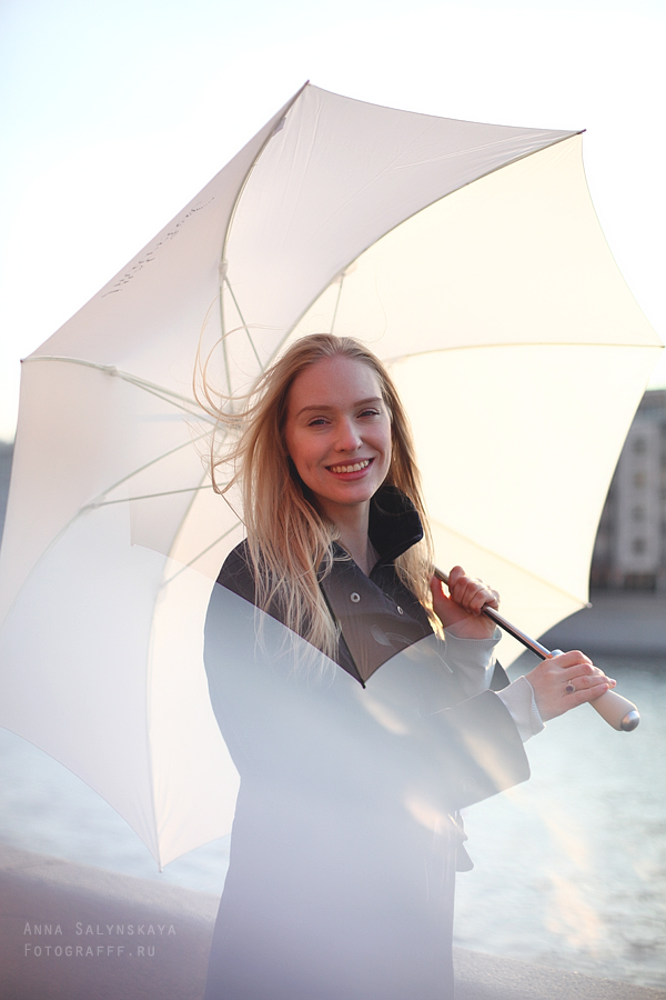 Уличная фотосессия в Москве - Нина и белый зонт