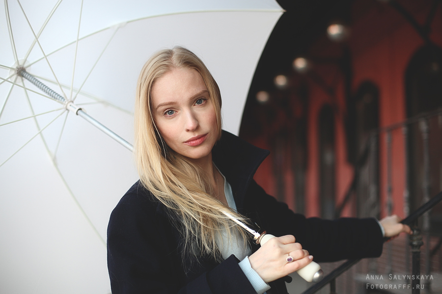 Уличная фотосессия в Москве - Нина и белый зонт